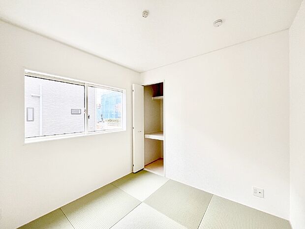 リビングと隣り合っている和室。ほっと一息できる和の空間も忘れずに。