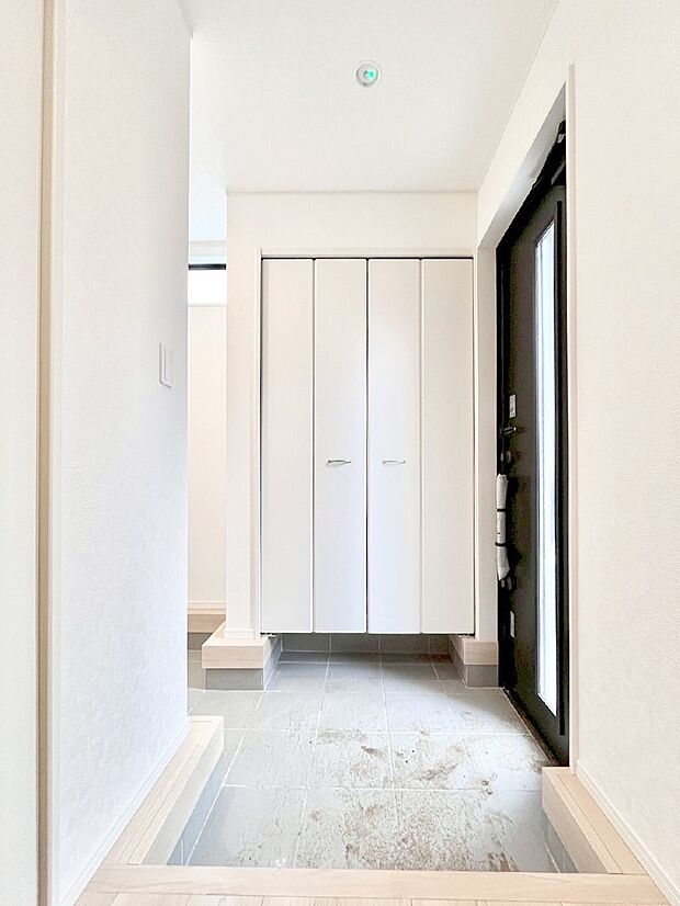 明るい玄関はお客様をお出迎えするのにぴったりです!