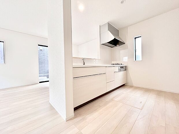 爽やかな風が通り抜けるキッチン。窓があるので明るく換気にも役立ちます。