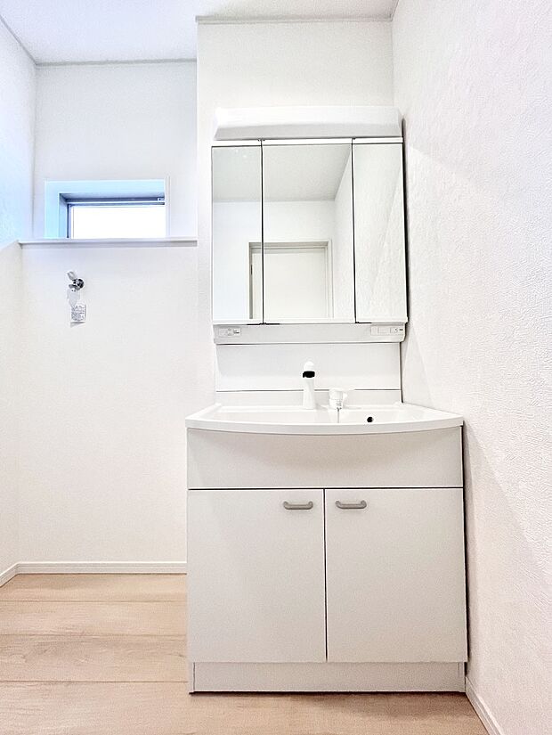 大きく見やすい三面鏡で清潔感ある洗面台は、身だしなみチェックや肌のお手入れにおすすめです。