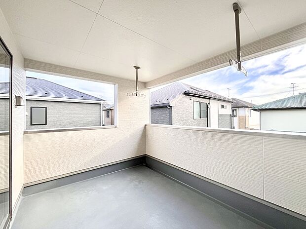 南向きのバルコニー!ご家族の洗濯物はもちろん、お布団もたっぷり干せます!