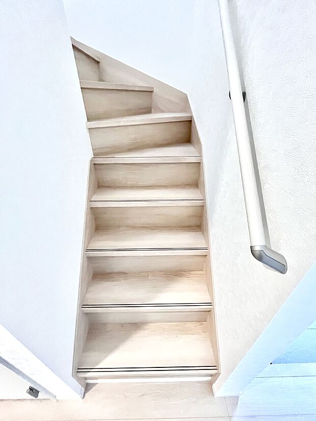 階段は手すり付きなので小さなお子さまやご高齢の方も安心です