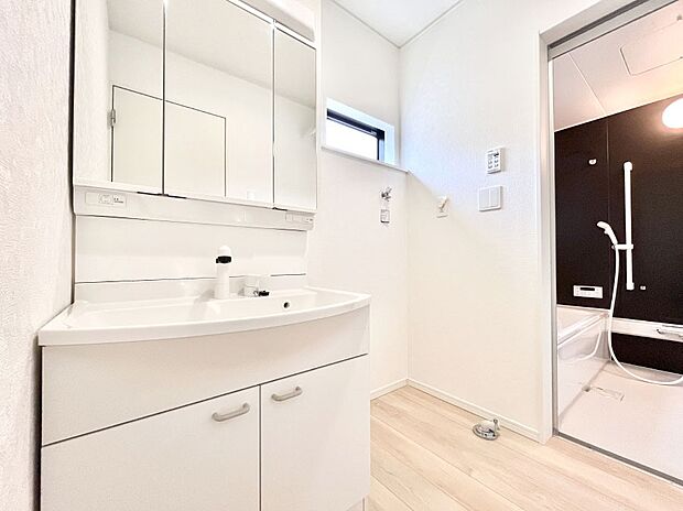 大きく見やすい三面鏡で清潔感ある洗面台は、身だしなみチェックや肌のお手入れにおすすめです。 