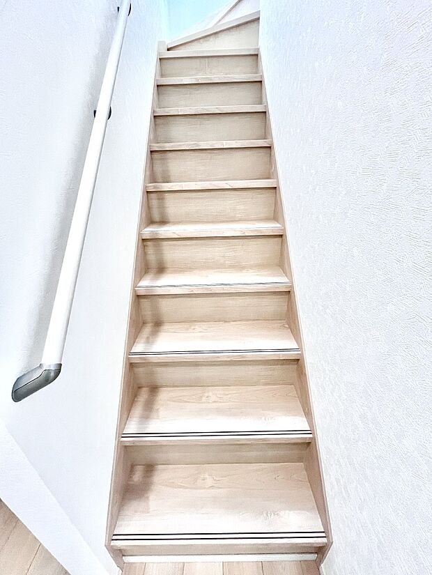 安全性を考慮し階段には手すりを設置しています