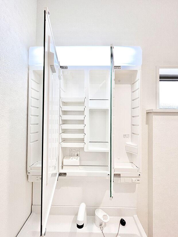 三面鏡の裏に、化粧品や衛生用品などを収納可能。洗面台をすっきりと保ちます！