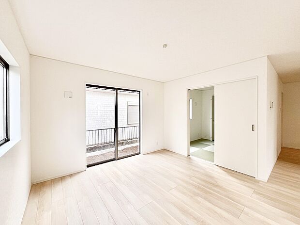 隣接の和室を開放すればさらに広々空間に