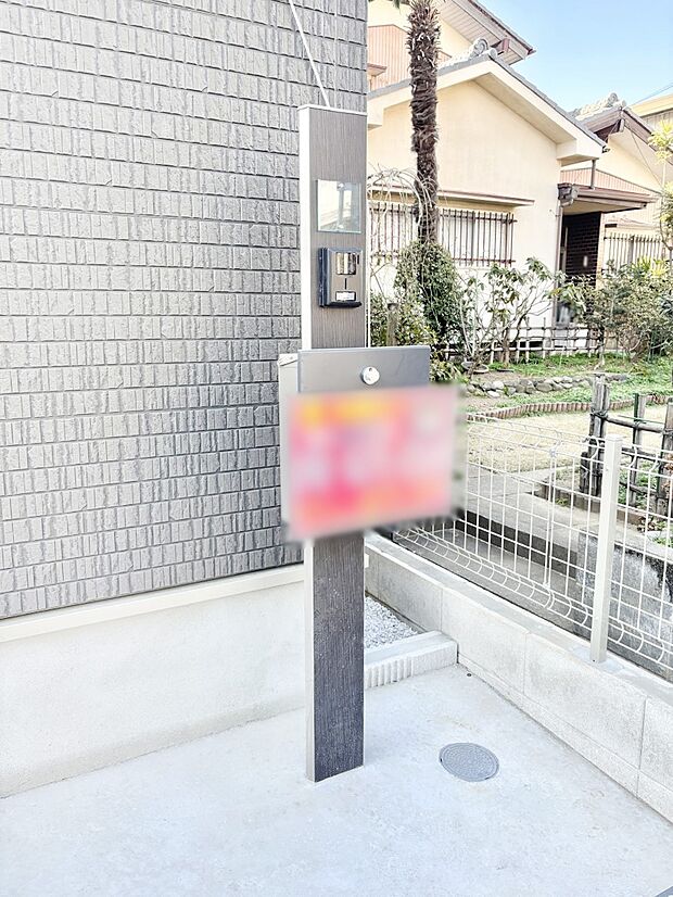 表札・インターホン・ポストをひとつに集約。エントランスになじむシンプルデザイン。