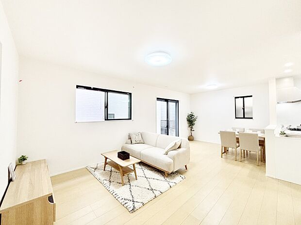 明るい陽光が注ぎ、寛ぎの雰囲気に満たされるリビングダイニング 