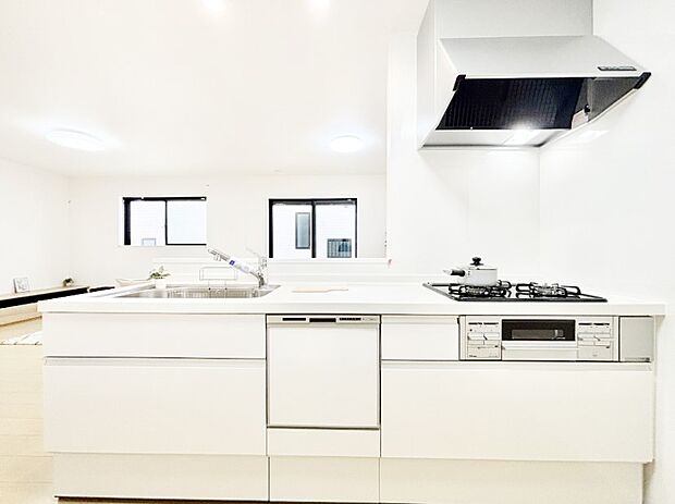 清潔感溢れるホワイトカラーを基調とした明るい対面キッチンで楽しくお料理！