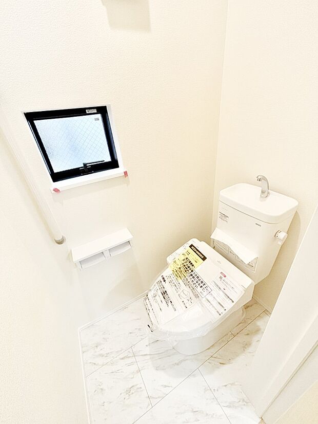 清潔感あるシャワートイレ。小窓から光が注ぎ込みます！