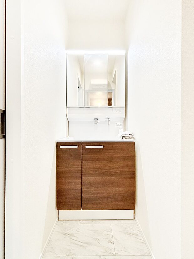 三面鏡キャビネット・シャワー付き洗面化粧台で忙しい朝の身支度もスムーズに！