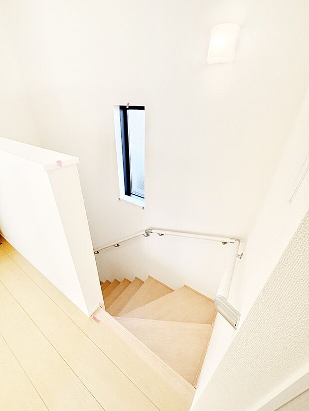小さなお子様やご年配の方に嬉しい配慮！階段には手摺付きです。
