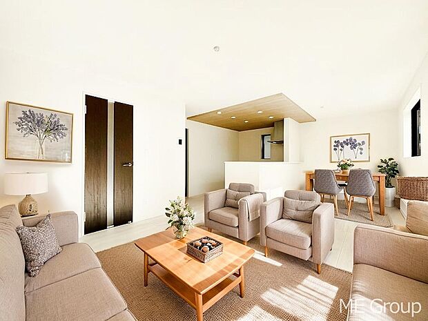 ご家族の賑やかな話し声で包まれる明るいリビング ※家具はCGです