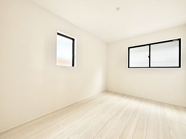 2面採光で気持ちよく自然光が取り入れられるのでお子様のお部屋にもピッタリ