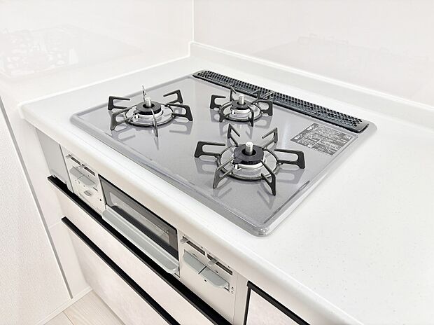 ガスコンロはSiセンサー搭載。火力調節や焦げ付き・消し忘れも防いでくれます。