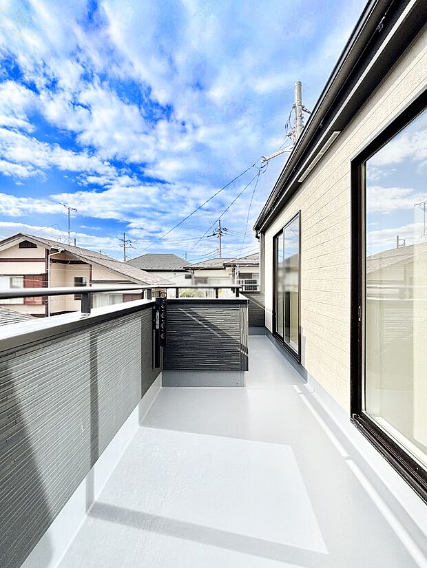 ゆったりバルコニーだから沢山お洗濯ものを干せます。