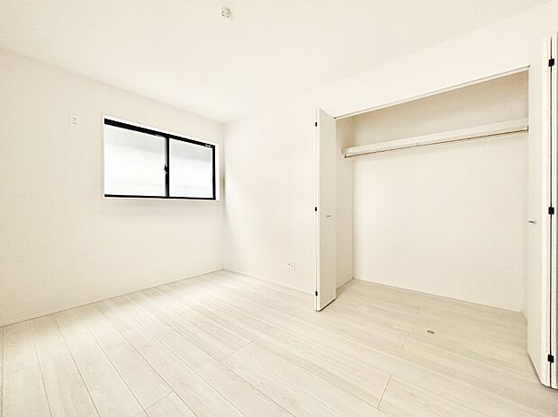 やさしい光がさしこむ居室はしっかり収納付き