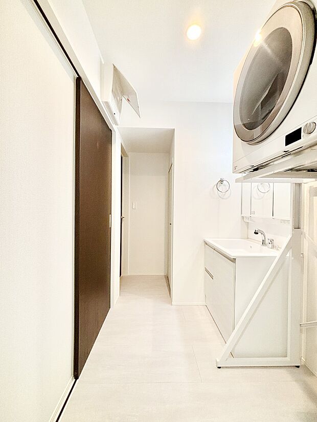 洗面所には洗剤のストックやタオルなどの収納に便利なリネン庫があります