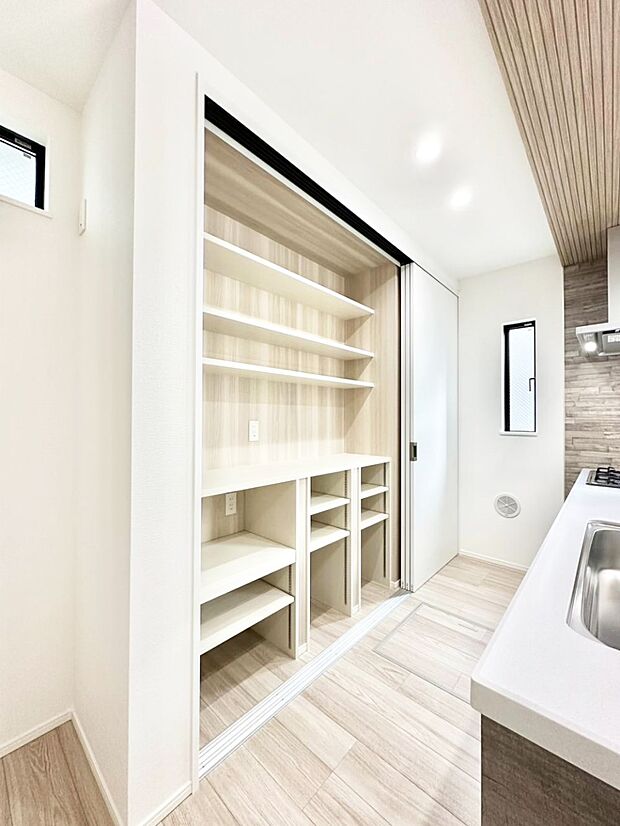 キッチンには造作食器棚を完備しています