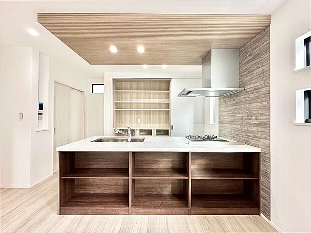 キッチンカウンターの下にも収納！物を飾ってもお洒落ですね