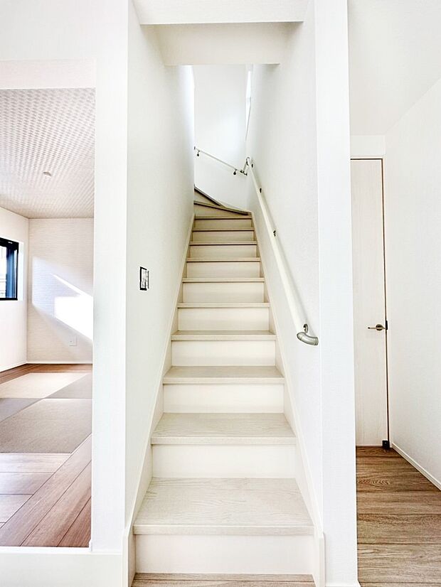 安全性を考慮し階段には手すりを設置しています