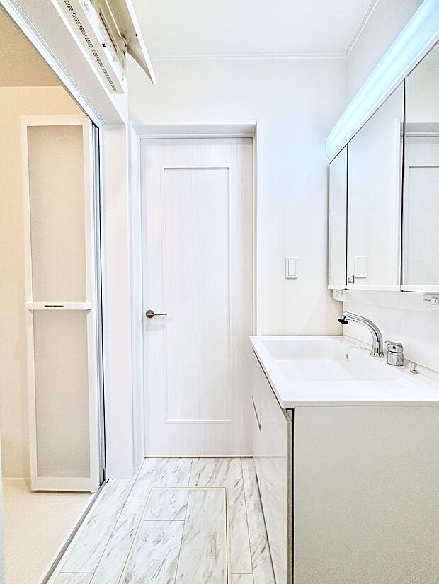 清潔感ある洗面化粧室で朝の身支度も快適  