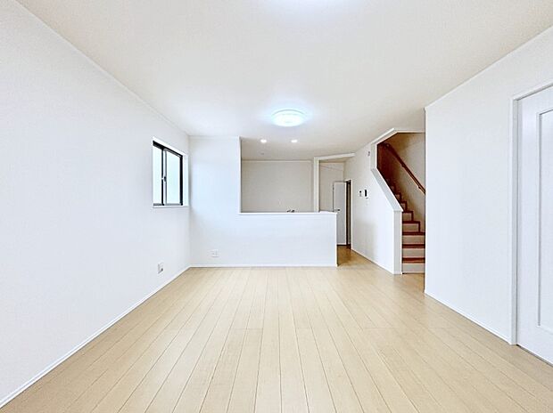 家族の笑顔が自然と生まれてくる、そんな雰囲気のダイニングに仕上がっています。