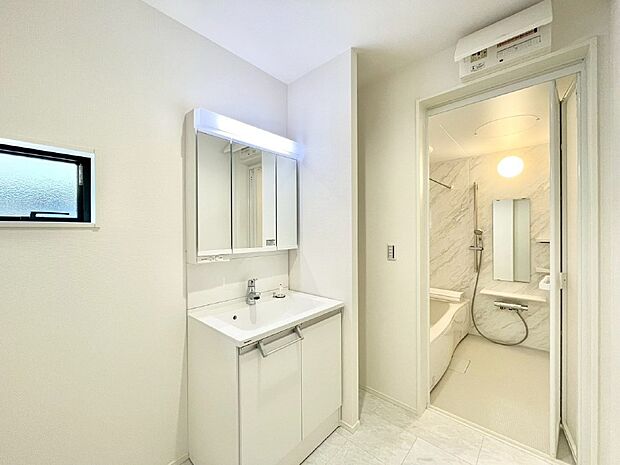 清潔感ある洗面化粧室で朝の身支度も快適