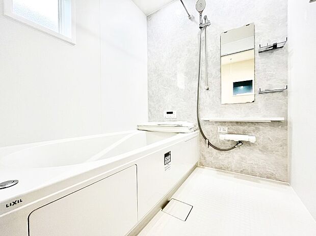 一日の疲れを癒してくれる明るい清潔感のあるバスルーム