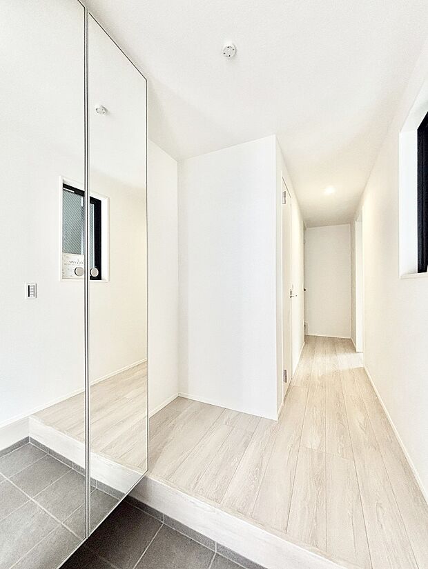 ミラー付きシューズボックスはお出かけ前の身だしなみチェックに便利