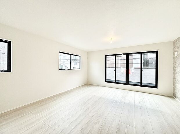 自然光が取り込まれ、家族団らんの場所を明るく演出