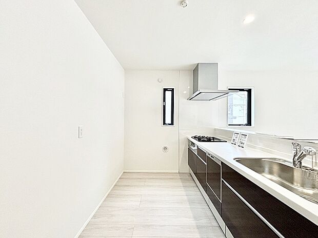 爽やかな風が通り抜けるキッチン。窓があるので明るく換気にも役立ちます。