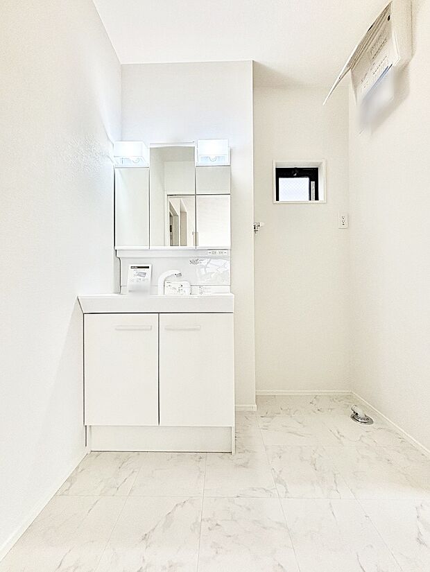 大きく見やすい三面鏡で清潔感ある洗面台は、身だしなみチェックや肌のお手入れにおすすめです。