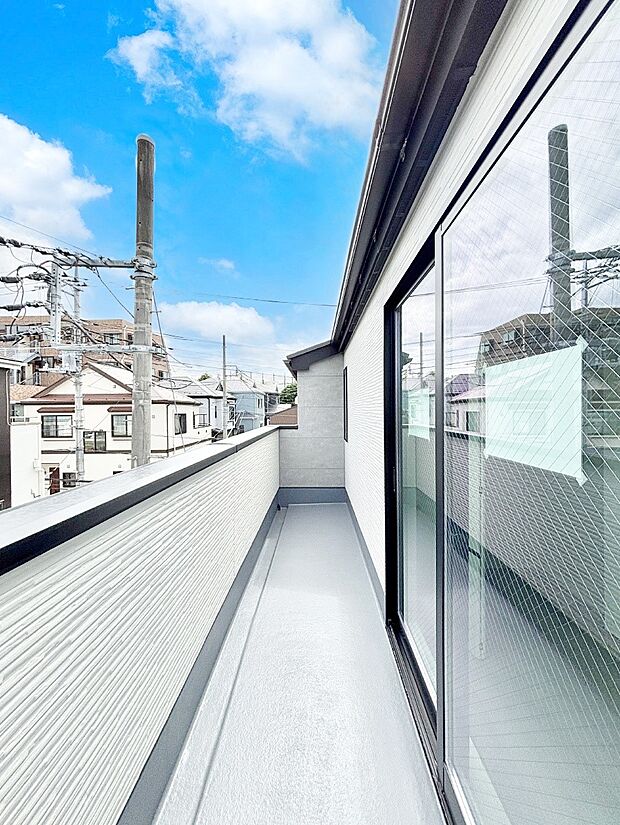 広々バルコニーでお洗濯物が気持ちよく乾きます。