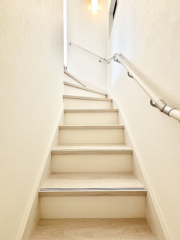 階段は手すり付きなので小さなお子さまやご高齢の方も安心です