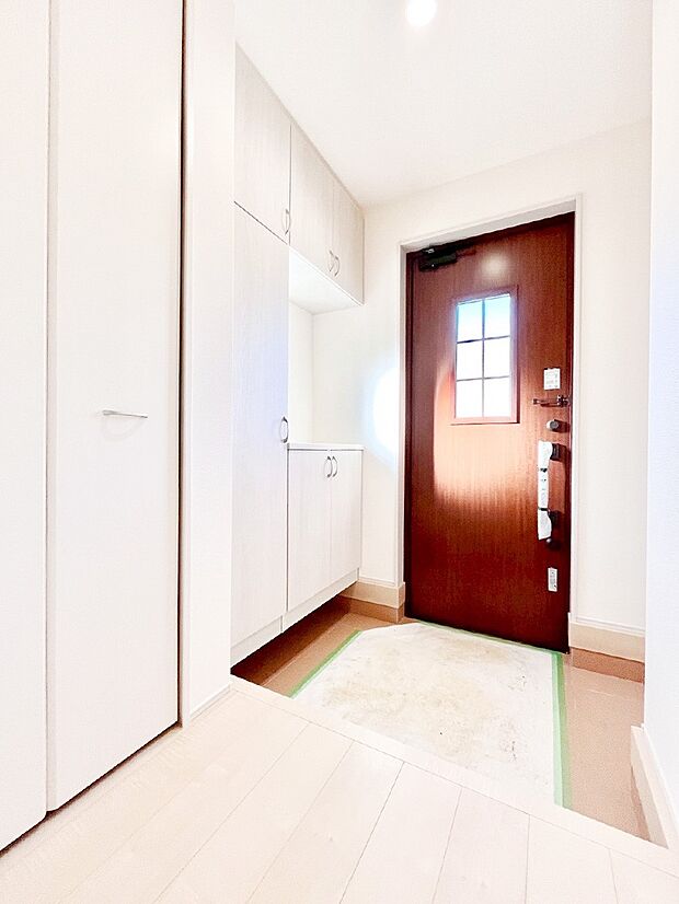 ご家族やお客様を気持ちよくお出迎え！明るい陽光が入り込む玄関。