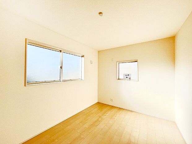 2面採光の洋室。窓から入り込む陽光がお部屋全体を優しく包み込みます！