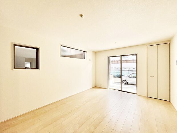 大きな窓からたっぷりの陽光と風を感じられるリビング