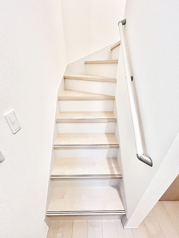 階段は手すり付きなので小さなお子さまやご高齢の方も安心です