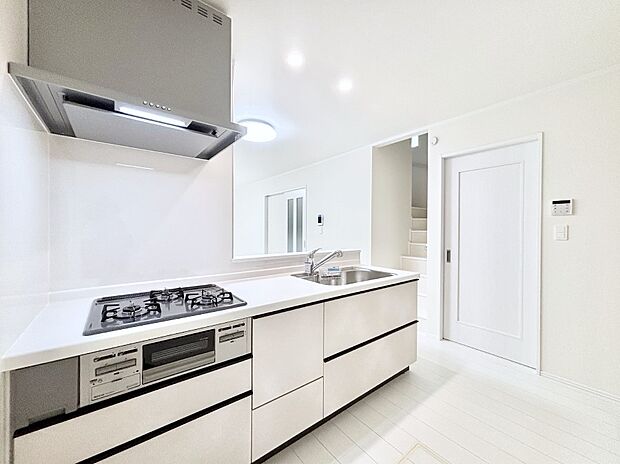 リビングで遊ぶお子様を見守りながらお料理ができる対面キッチン。  