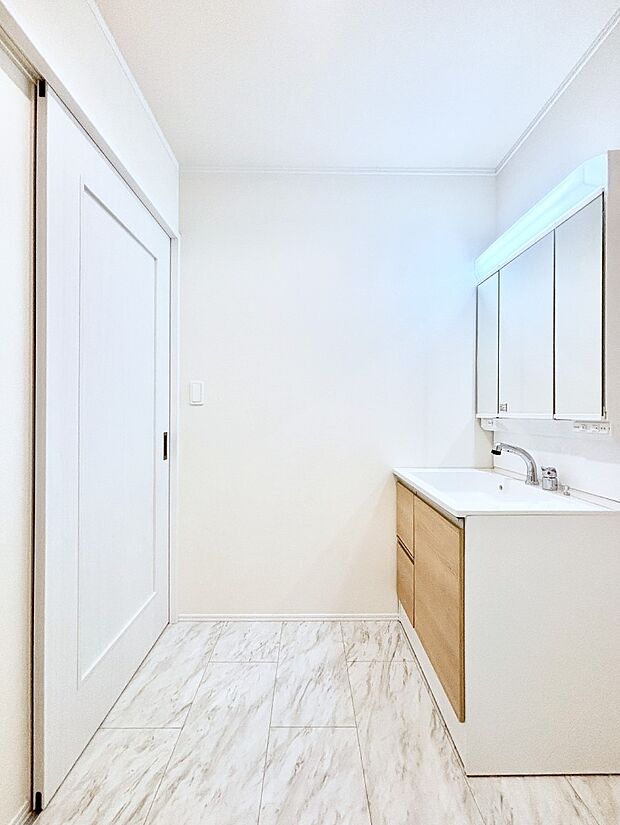 ゆとりの洗面スペースで朝の身支度もスムーズに