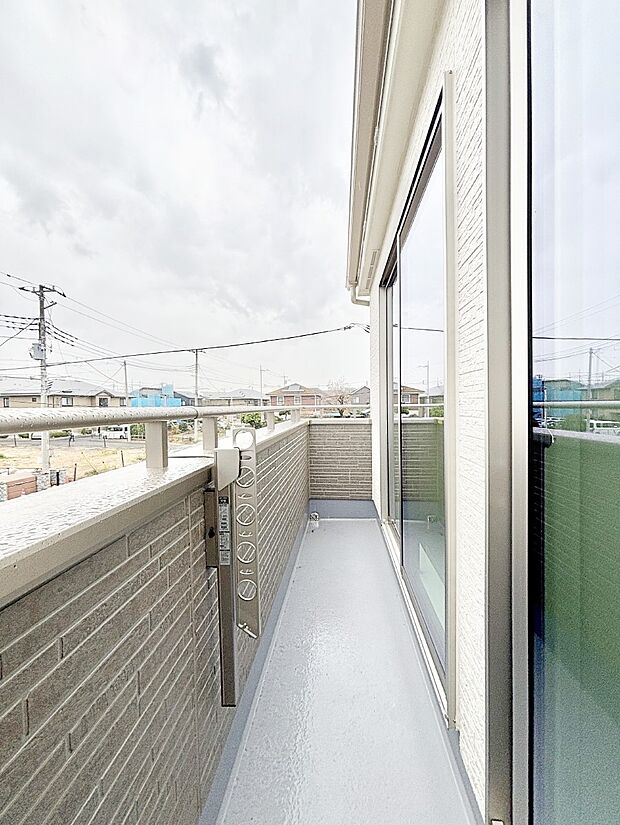 2部屋にまたがる広いバルコニー。晴れた日には洗濯物も気持ちよく干せそうですね。