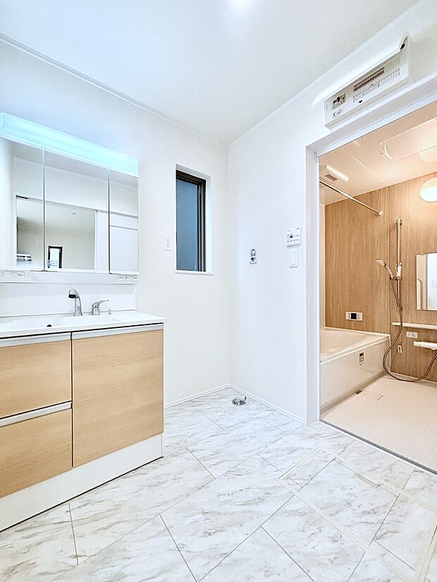 ゆとりの洗面スペースで朝の身支度もラクラク  