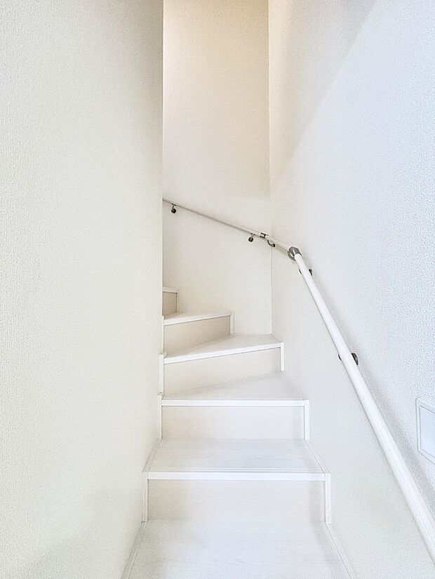 階段は手すり付きなので小さなお子さまやご高齢の方も安心です  