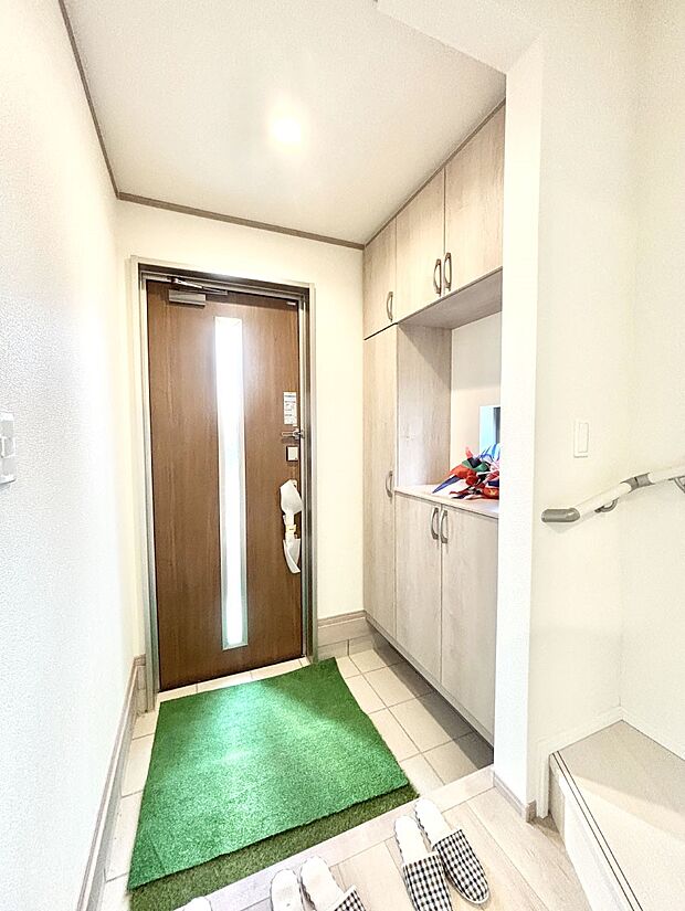 明るい玄関はお客様をお出迎えするのにぴったりです！ 