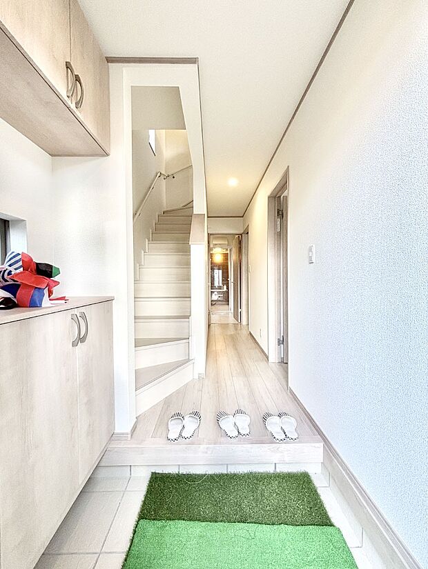 家族の帰宅やお客様をあたたかく迎える玄関  