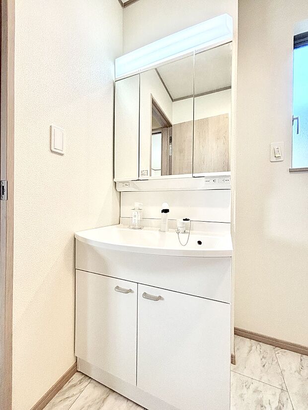 大きく見やすい三面鏡で清潔感ある洗面台は、身だしなみチェックや肌のお手入れにおすすめです。 