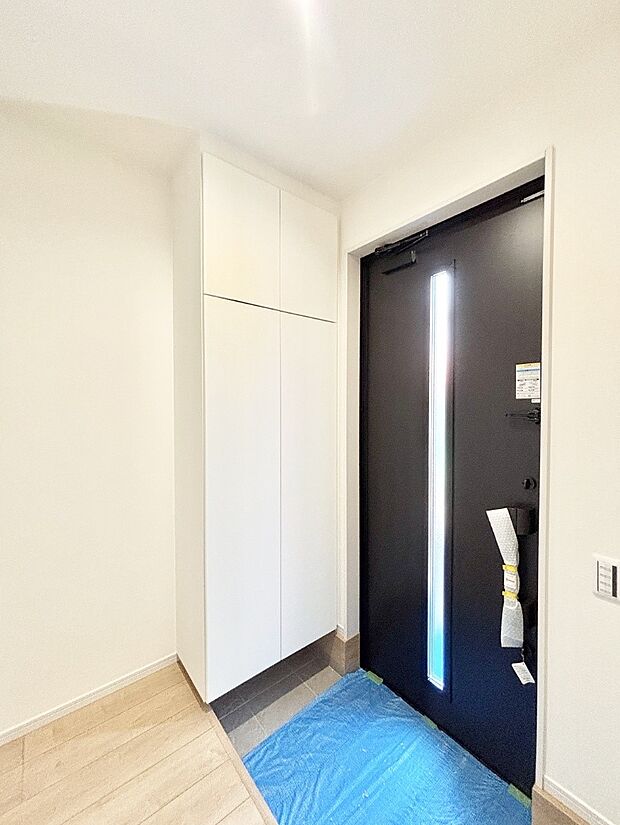 ガラススリットの入った玄関ドアが室内に光を届けてくれます