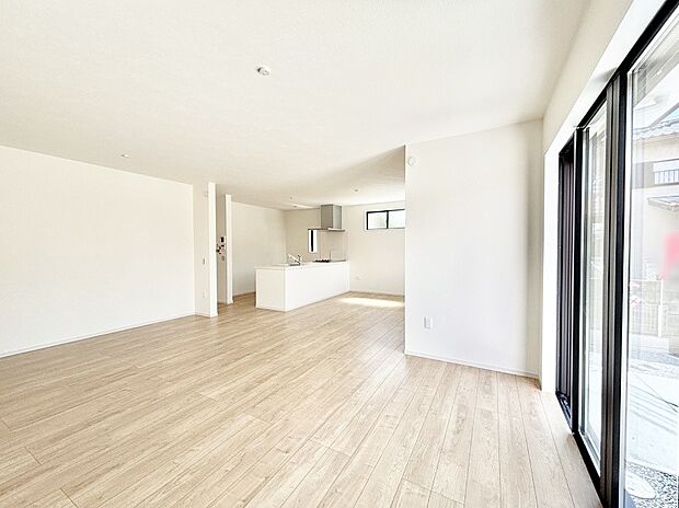 明るい陽光が注ぎ、寛ぎの雰囲気に満たされるリビング・ダイニング。   