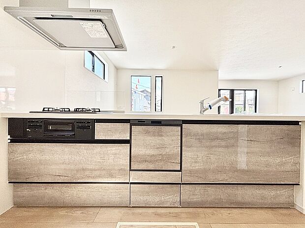 広々とした使い勝手の良いキッチンで日々のお料理も楽しくなりそう  